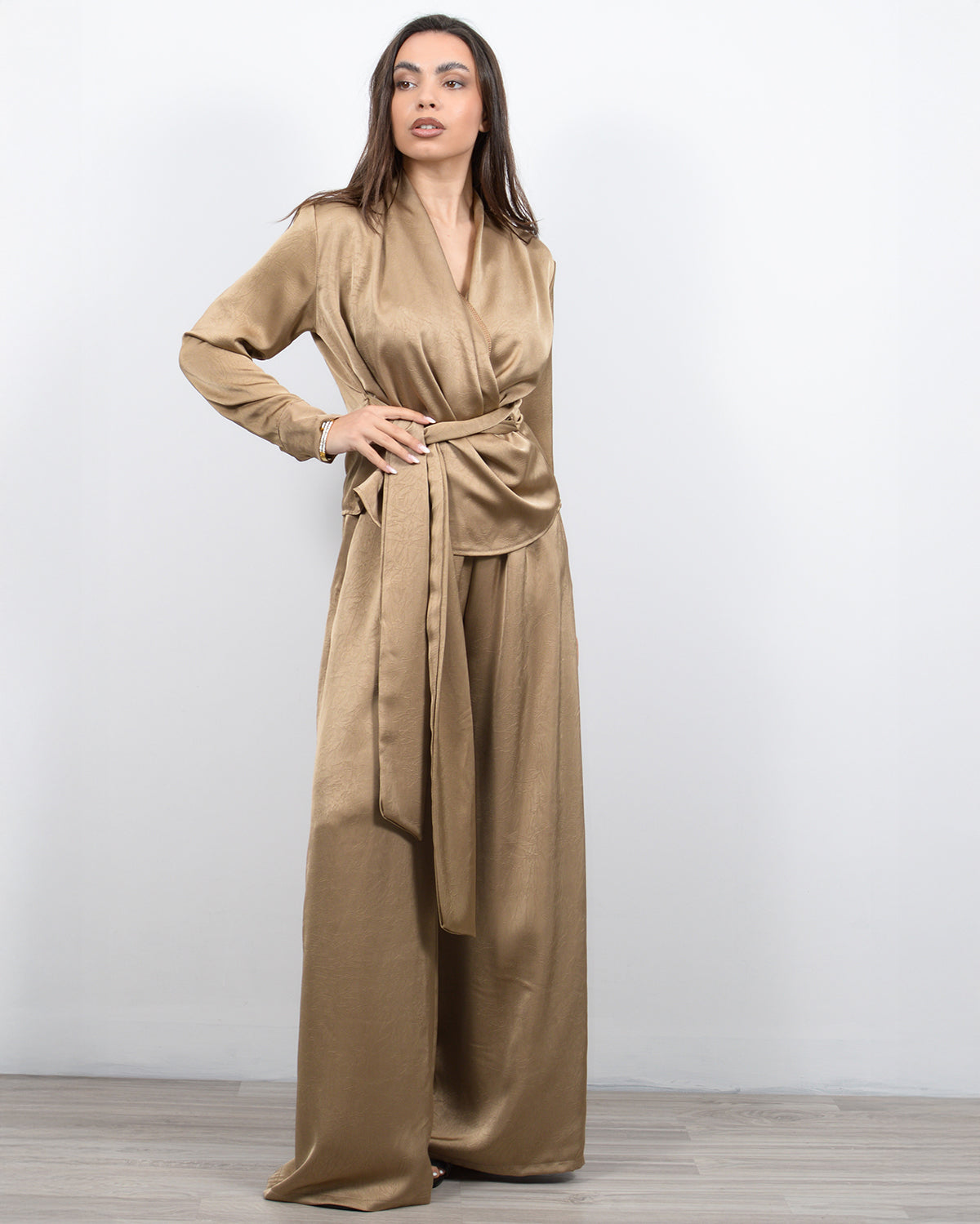 Co-ord σετ σατέν κρουαζέ σε μπεζ