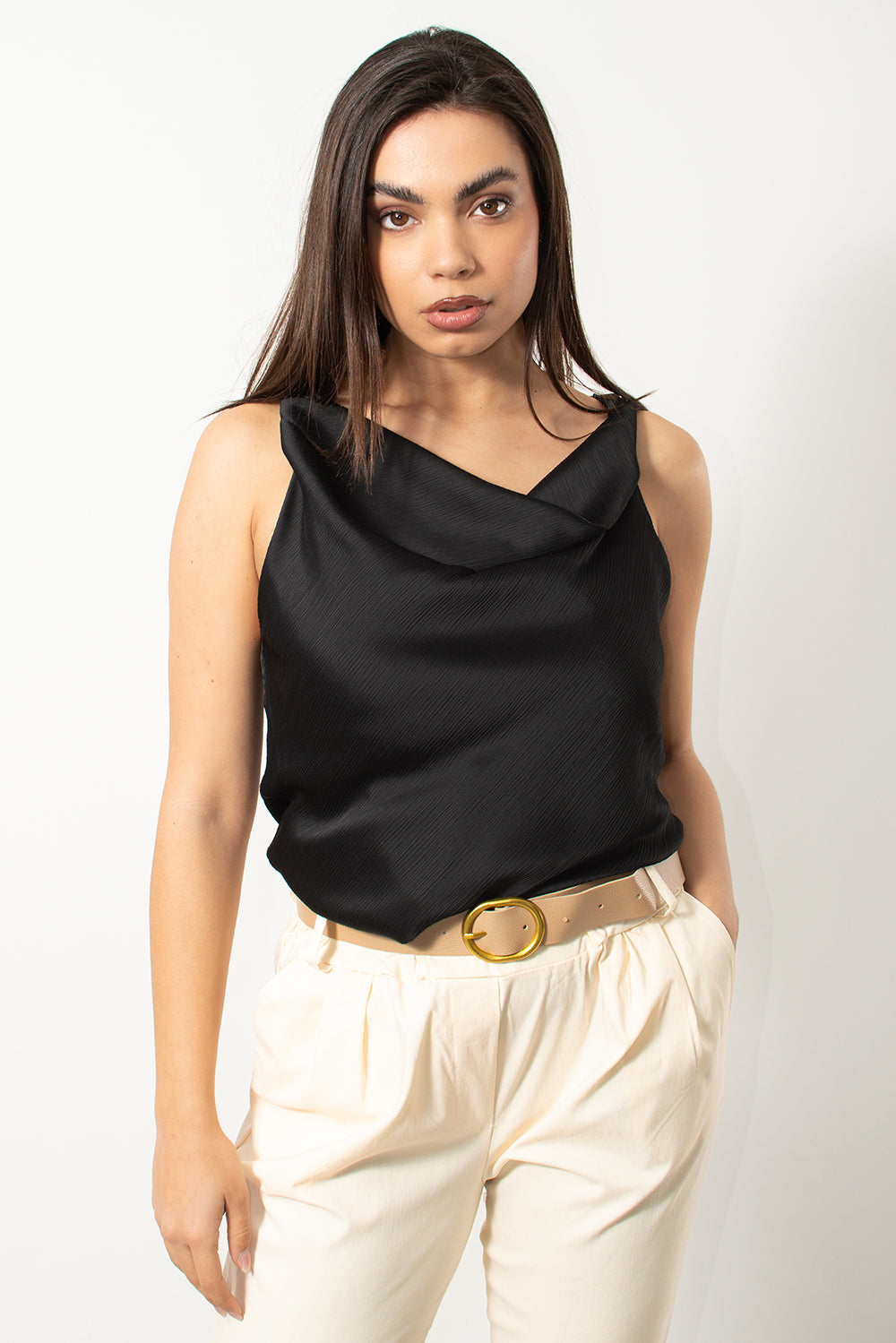 Μαύρο αμάνικο τοπ ντραπέ από τη Silla Jo, κομψό και μοντέρνο σχέδιο.