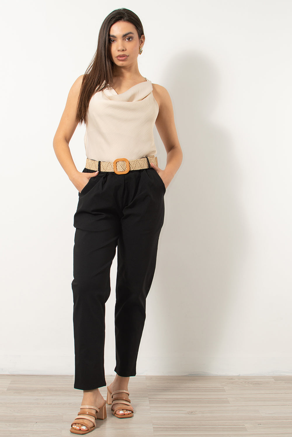 Τοπ ντραπέ αμάνικο σε μπεζ χρώμα από τη Silla Jo.