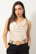 Μπεζ ντραπέ αμάνικο τοπ από τη Silla Jo, κομψό και μοντέρνο σχέδιο.