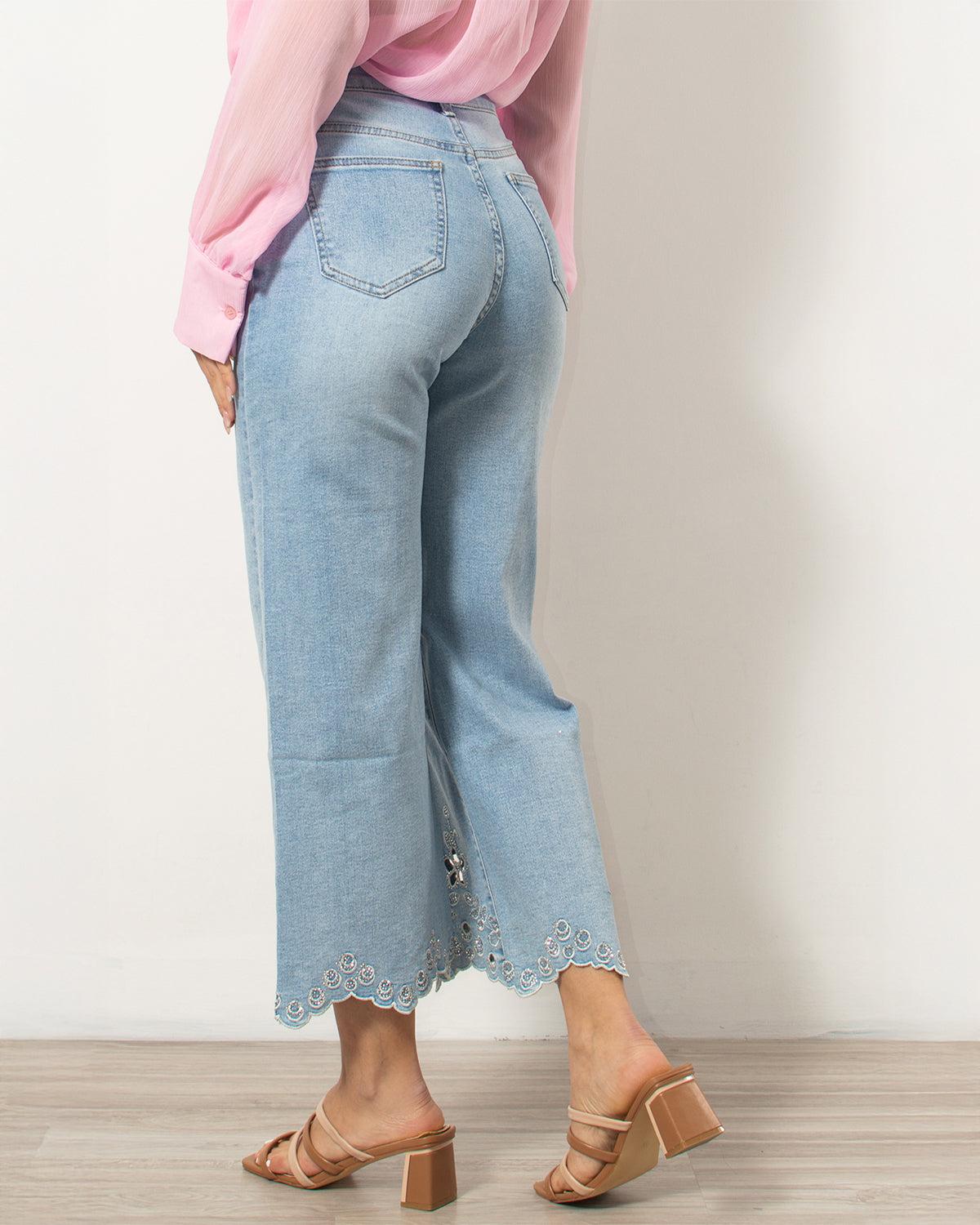 Τζιν παντελόνι κροπ κεντημένο σε μπλε χρώμα από τη Silla Jo.