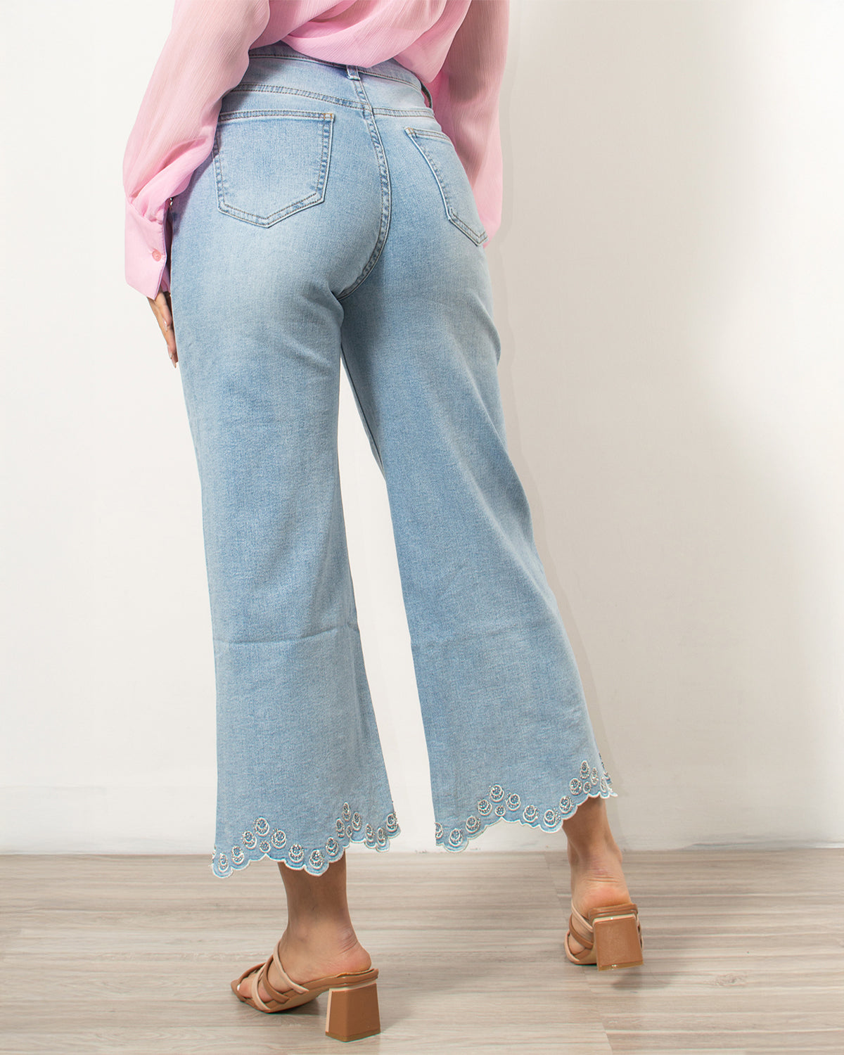 Τζιν παντελόνι κροπ κεντημένο σε μπλε χρώμα από τη Silla Jo.