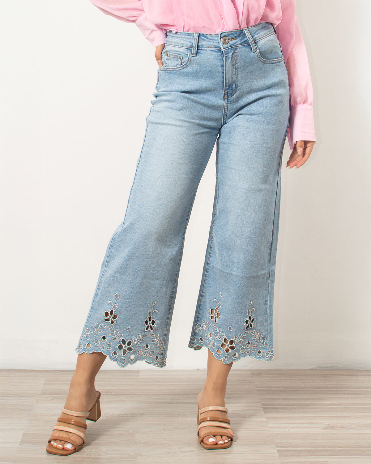 Τζιν παντελόνι κροπ κεντημένο σε μπλε χρώμα από τη Silla Jo.