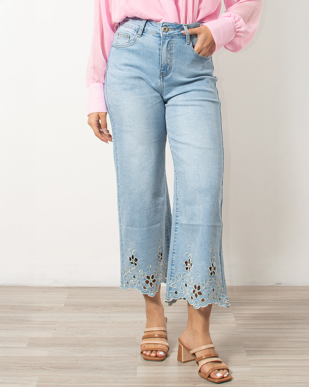 Κεντημένο τζιν παντελόνι κροπ σε μπλε χρώμα από τη Silla Jo.