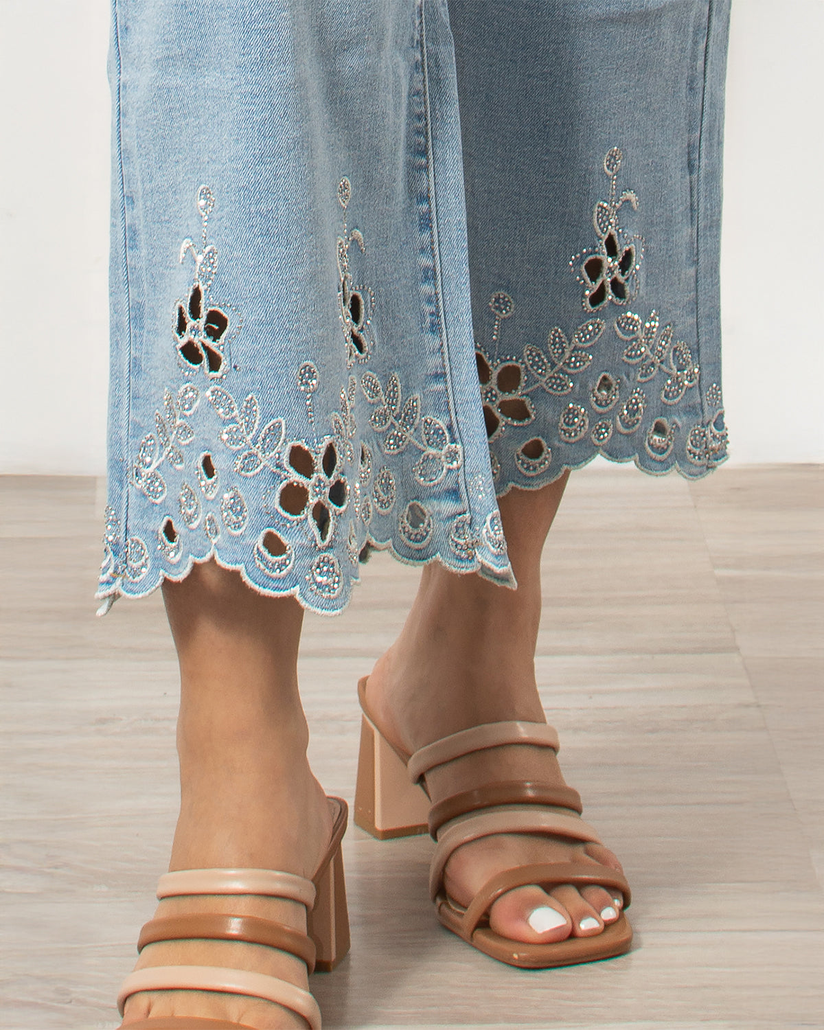 Τζιν παντελόνι κροπ, κεντημένο, μπλε χρώμα, από τη Silla Jo.