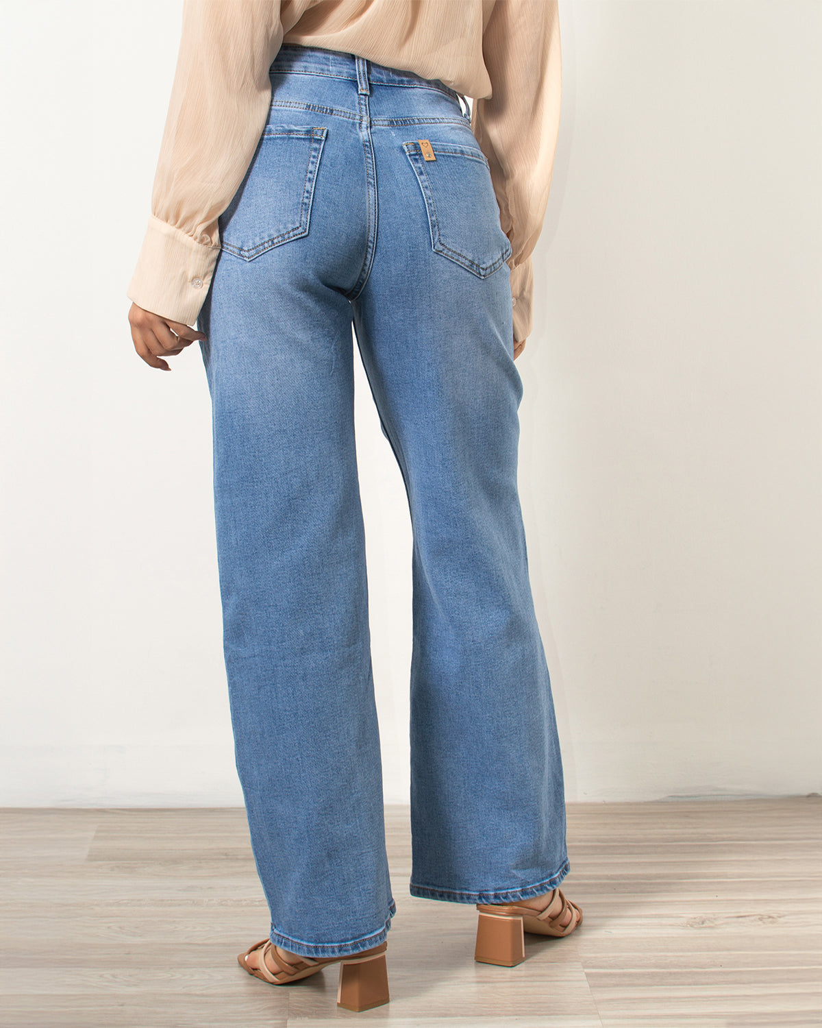 Τζιν παντελόνι wide leg ψηλόμεσο σε μπλε χρώμα από τη Silla Jo.