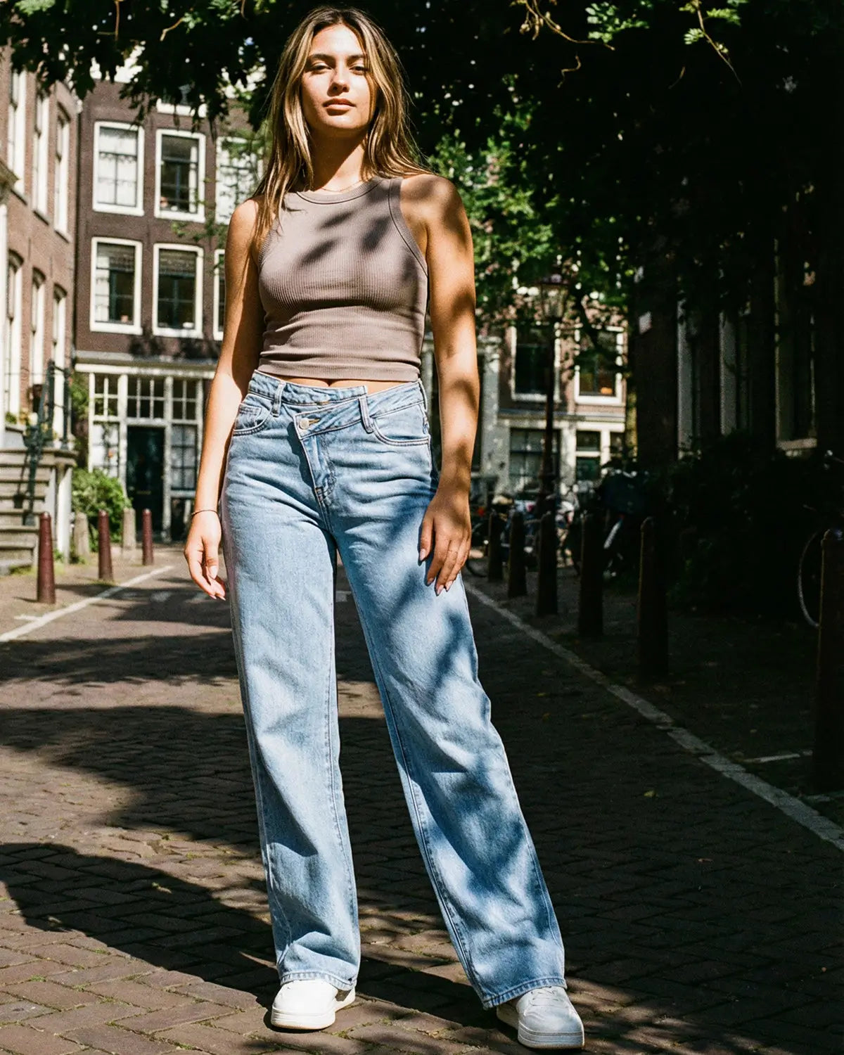 Γυναικείο τζιν παντελόνι wide leg με σταυρωτή μέση