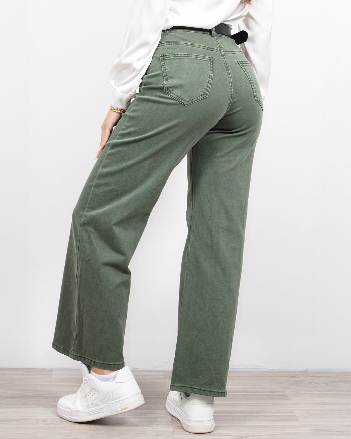 Παντελόνι ίσιο ψηλόμεσο σε χακί με μαύρη ζώνη πίσω