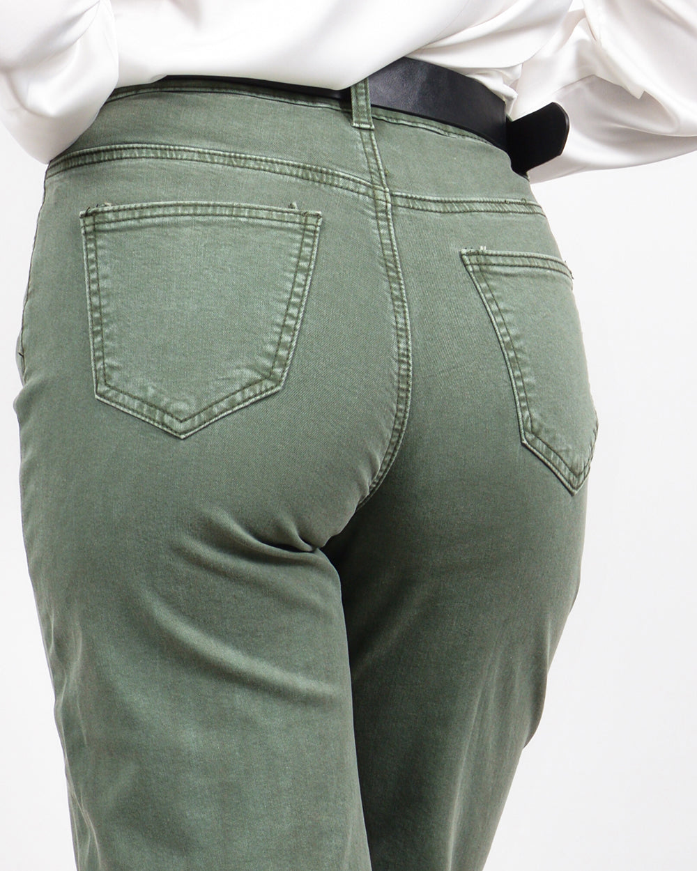 Παντελόνι ίσιο ψηλόμεσο σε χακί με μαύρη ζώνη κοντινό